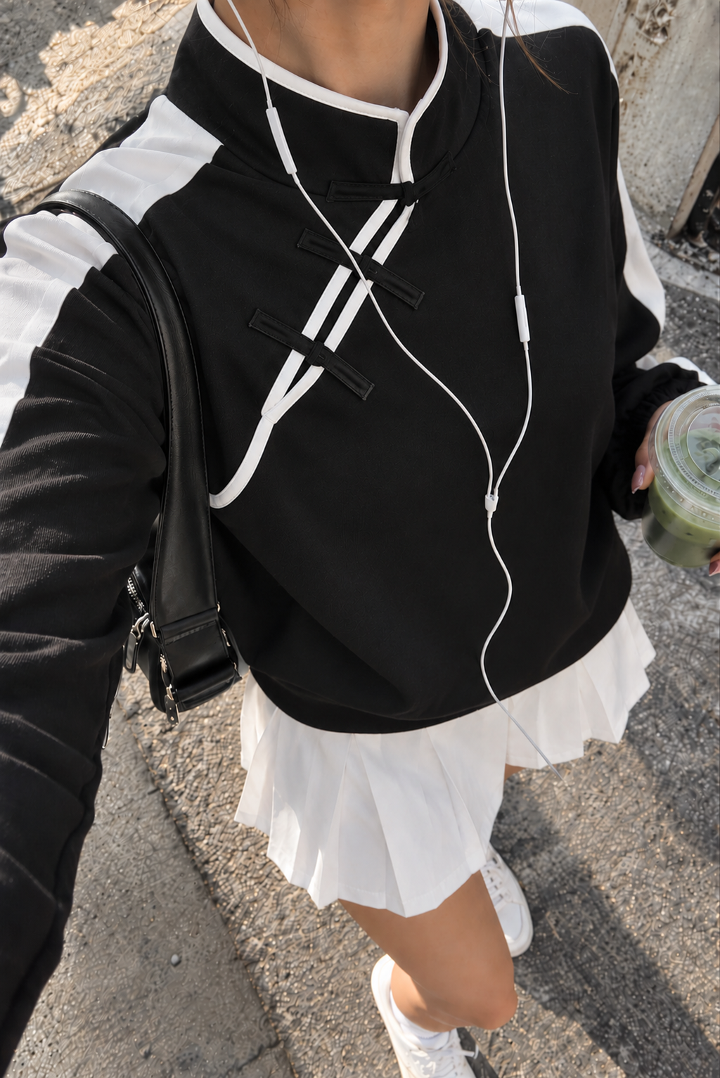 Kadın Siyah Beyaz Şeritli Dik Yaka Çin Düğme Detaylı Sweatshirt